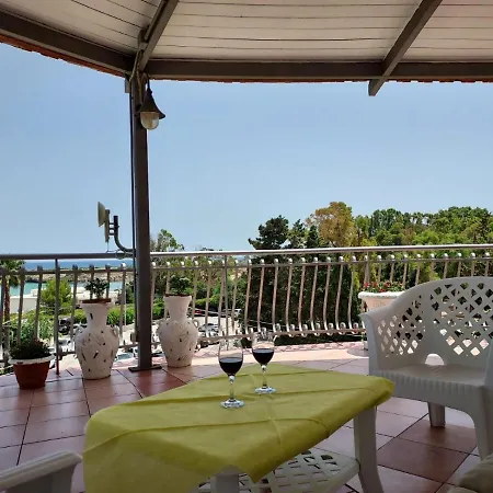 Arenella Beach Rooms 3*